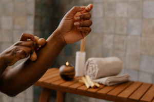 Massage, Kerze und Sandelholz in SPA