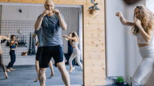 Teilnehmer einer Martial Arts Kursstunde