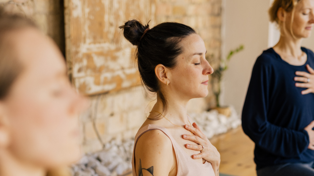 Frauen während Business Yoga im Mindful Life Berlin