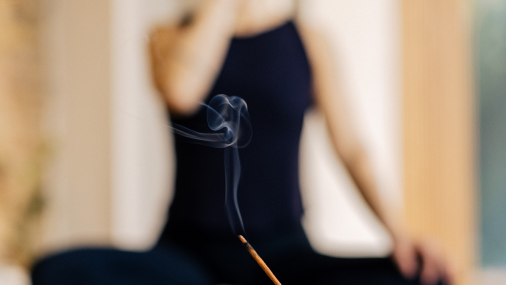 Eine Frau die Yoga gegen Stress übt