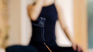 Eine Frau die Yoga gegen Stress übt