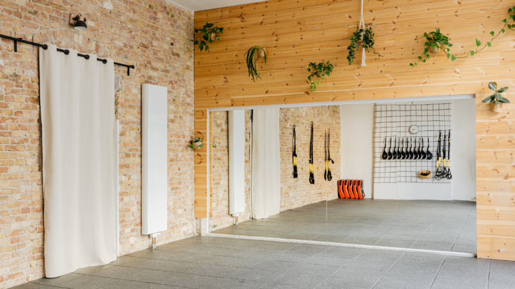 Fitnessraum in Berlin Prenzlauer Berg mieten – ausgestattet mit TRX, Sandsäcken und Equipment für Personal Training und Kurse“