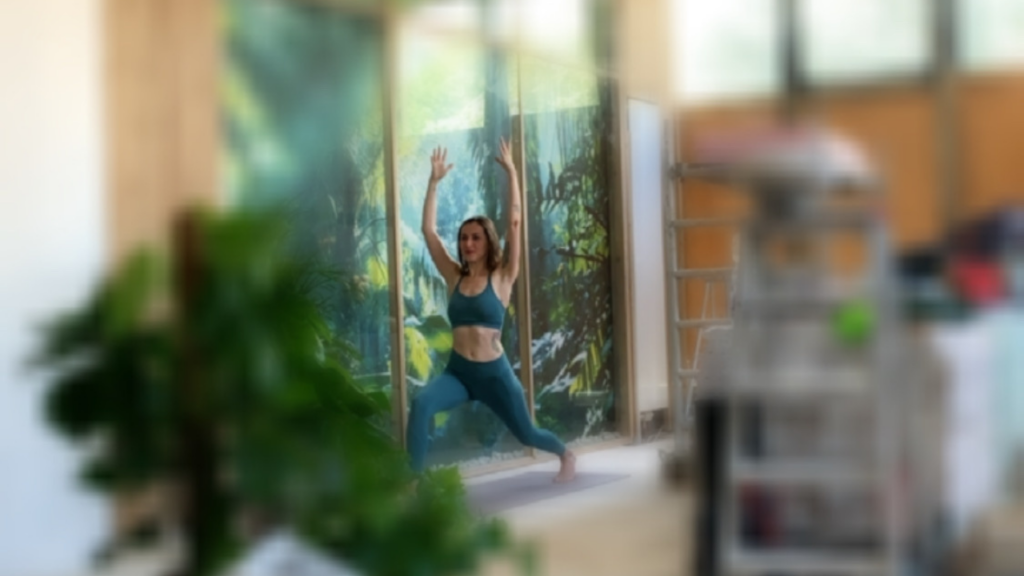 Diana pralttiziert Yoga im Mindful Life Berlin
