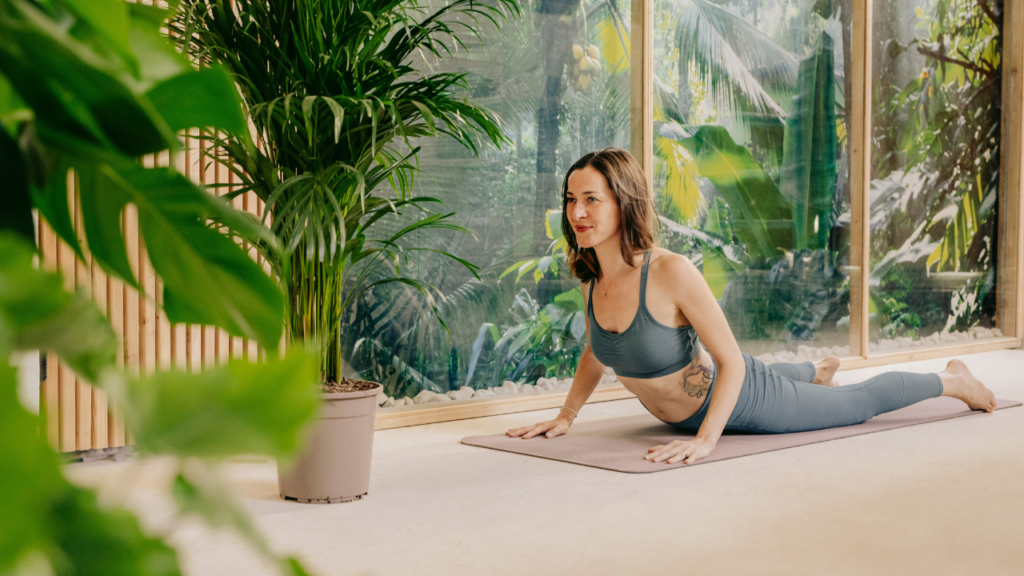 Diana praktiziert Yoga im Mindful Life Berlin
